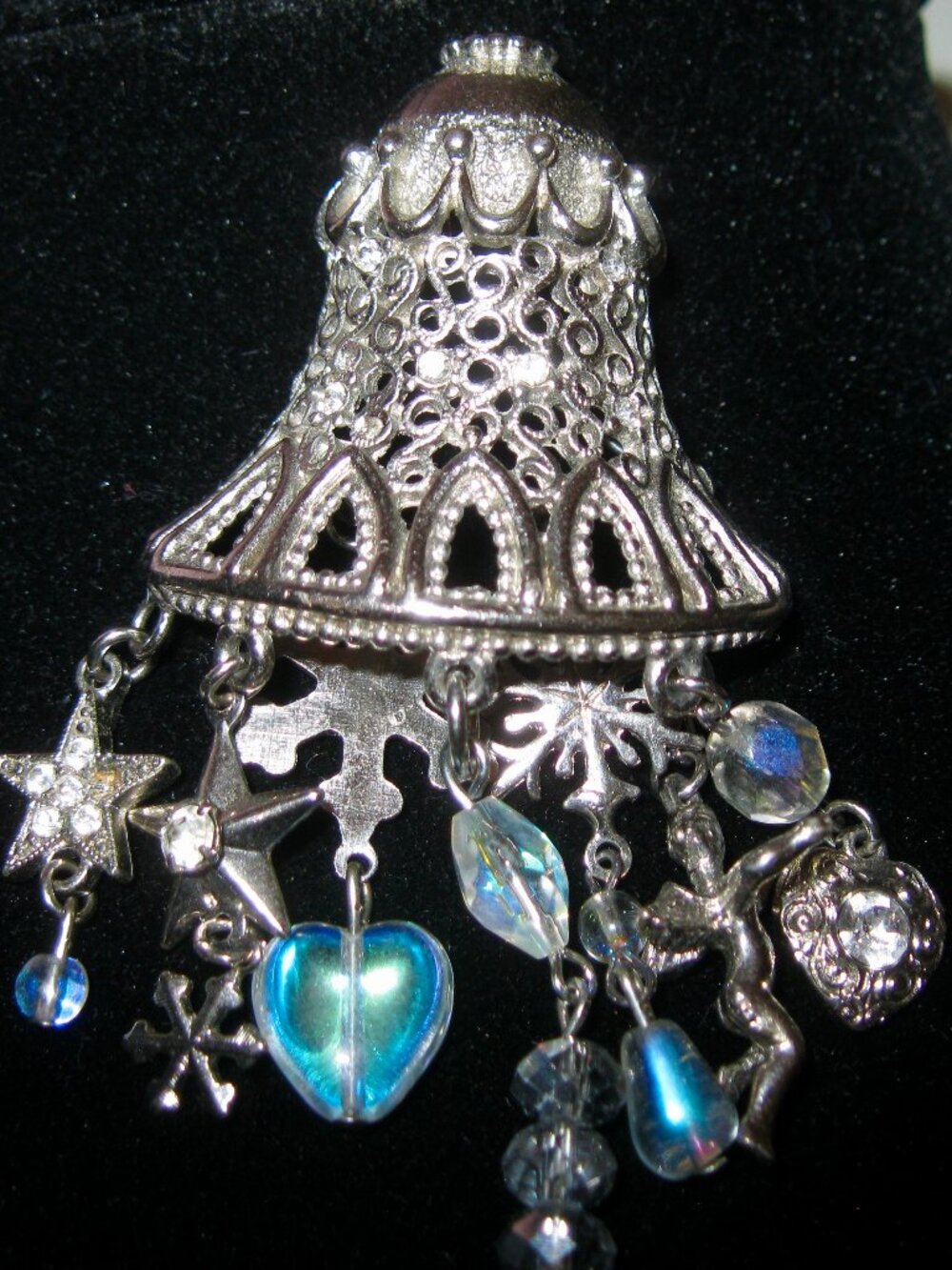 KIRKS FOLLY 1980'S VINTAGE RARE/SIGNED BELL BROOCH W/LOTS OF DANGLES/SNOWFLAKES